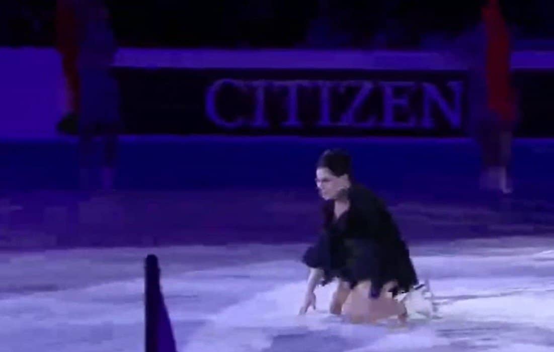 Troon/tranny (transgender) ice skater fails at being graceful.